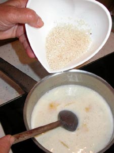 On jette le riz dans le lait