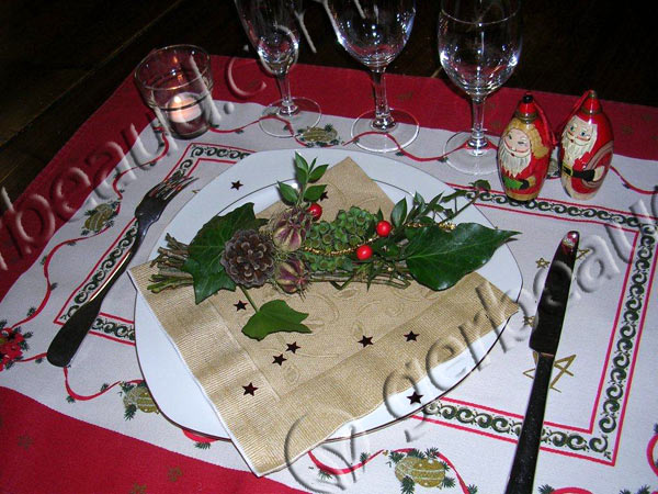 Décoration de table pour Noël avec fagot de bois, houx et pin, Décorations  à poser / suspendre