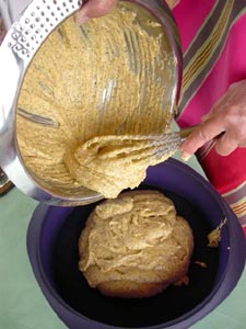 Versement de la préparation dans le moule