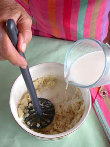 Ajout du lait dans la purée