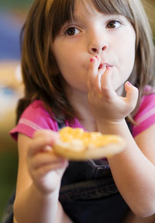Petite fille au repas