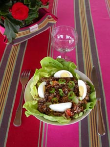 Salade fraîcheur servie à table