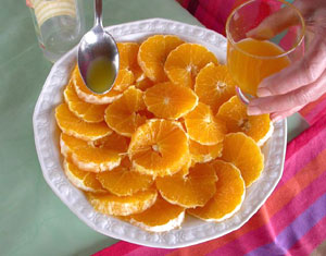 Verser le jus d'orange sur les tranches