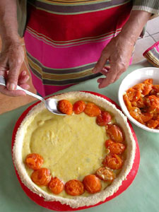 Disposition des abricots sur la pâte