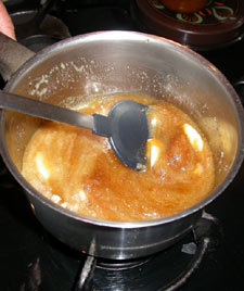 Faire fondre beurre, sucre et miel