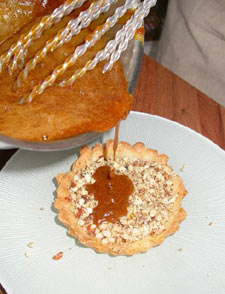 On recouvre les tartelettes avec la crême au miel