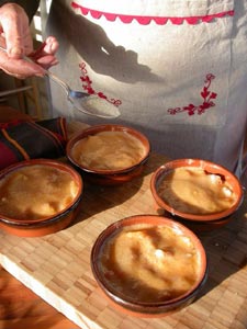 Saupoudrer les ramequins de sucre roux