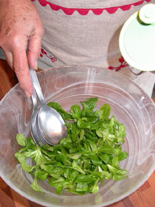 Assaisonner la mâche avec la vinaigrette