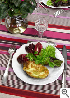 Gratin d'avocat au fromage de brebis dans l'assiette