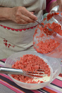 mélange des fraises glacées et de la préparation