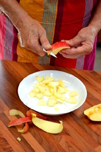 Peler les pommes et le coing