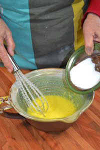 Mélange du sucre et des jaunes d'oeuf