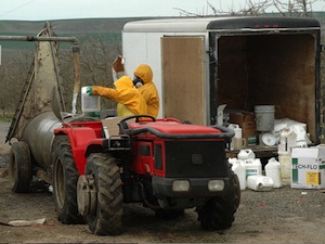 Chargement de pesticides avant épandage