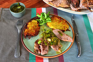 Agneau rôti, galettes de pomme de terre et sauce à l'aillet