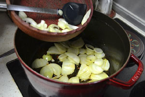 Faire rissoler les oignons