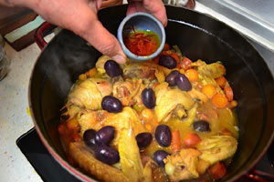 Ajouter olives et safran