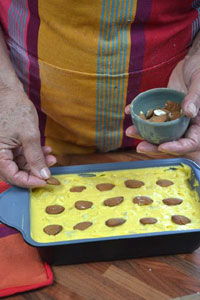 dépose des amandes pour la déco