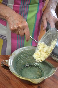 après cuisson, on verse le riz dans un bol