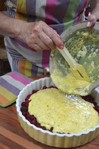 on recouvre les framboises avec la préparation