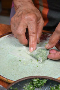 Garniture d'une feuille de brick et pliage d'un samosa en triangle