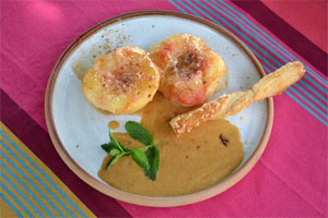 Pêches flambées dressées dans l'assiette