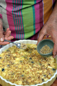 Saupoudrage avec les noisettes