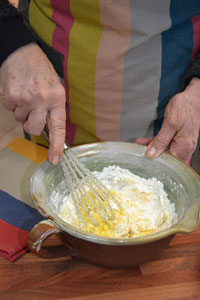 Mélanger farine, oeufs, sucre...