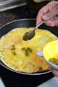Dépose des morceaux dans l'omelette