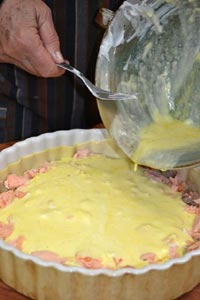 Versement de l'appareil sur la garniture endives - saumon