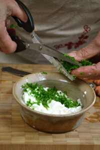Mélanger fromage frais et fines herbes
