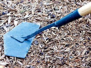 Les outils de jardin pour gratter et désherber