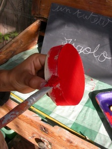 Tuteur rigolo : peinture de la boîte