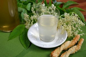 Verre de sirop de sureau à l'eau