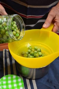 On égoutte les tomates