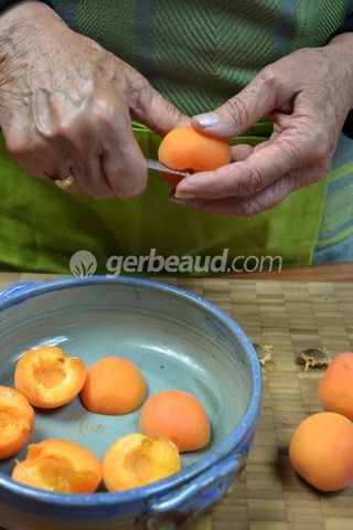 Découpage des oreillons d'abricots