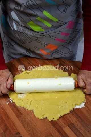 Etaler la pâte au rouleau à pâtisserie