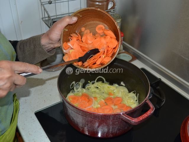 Cuisson des oignons et des carottes