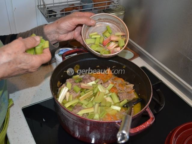 Ajout des morceaux de rhubarbe