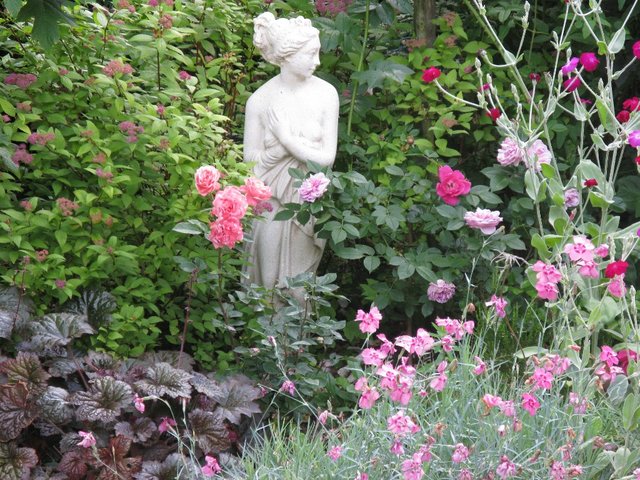 La déesse Flore en son domaine de roses, d'oeillets, d'heuchères et de lychnis.