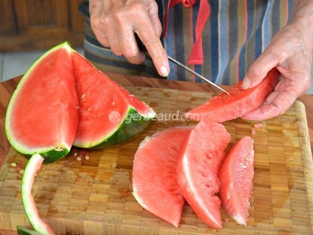 Epépinage de la pastèque