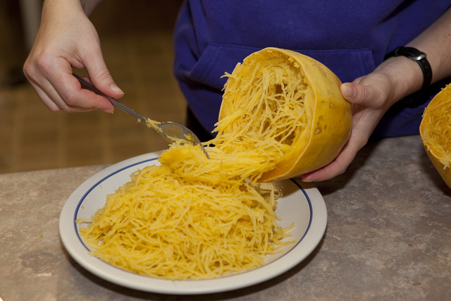 Courge spaghetti : récupération de la chair après cuisson