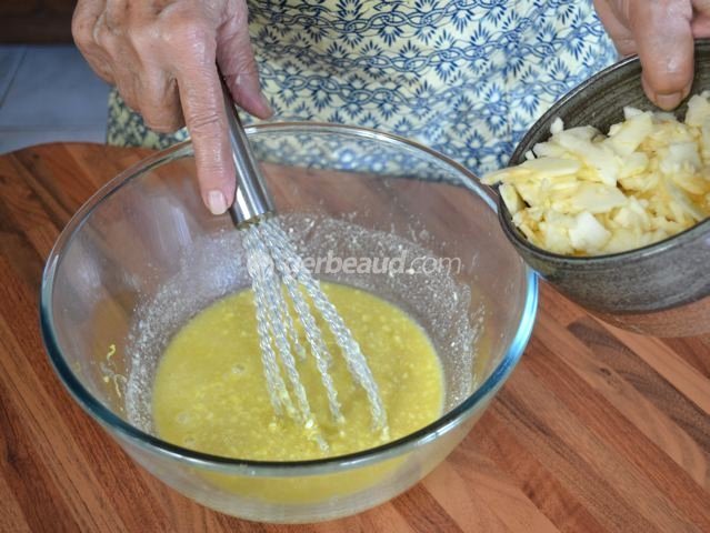 Incorporation des pommes à l'appareil
