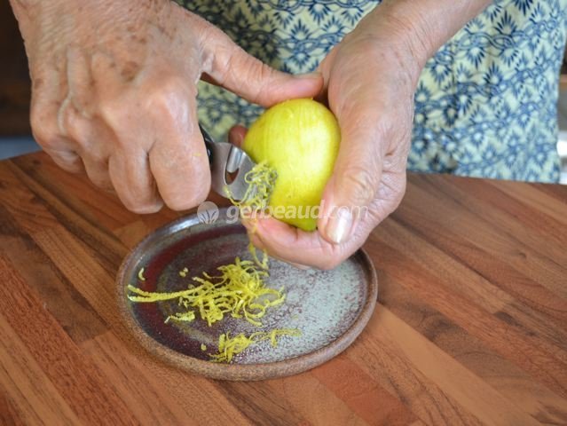 Préparation des zestes de citron