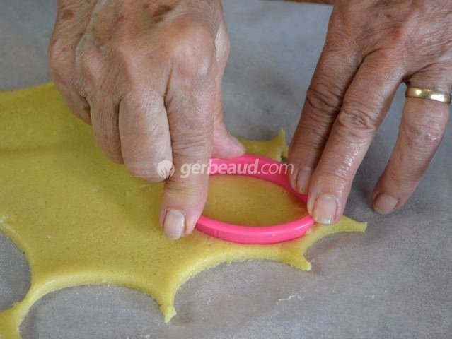 Découpe des sablés à l'emporte pièce