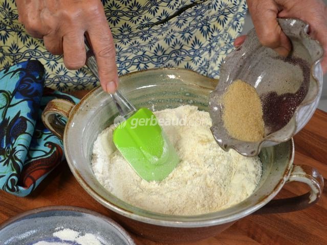 Mélanger la farine et le sucre