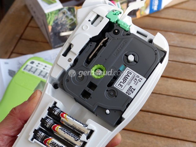 Etiqueteuse Brother : piles AAA et ruban