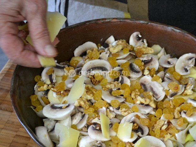 Ajout des noix, des raisins et du Comté