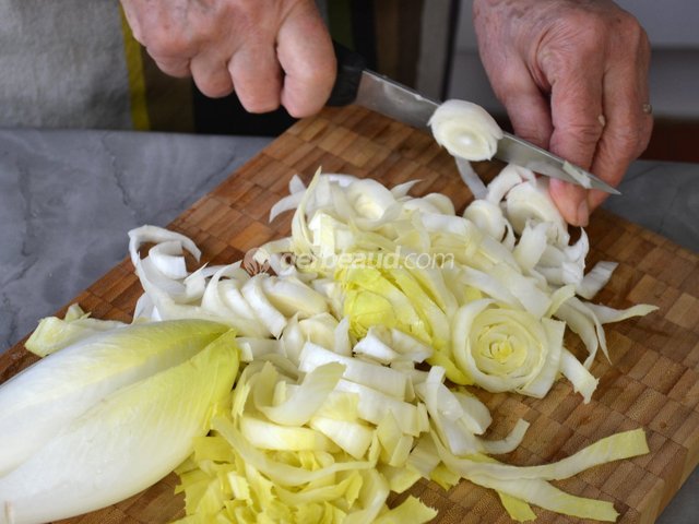 Découpe des endives en lanières