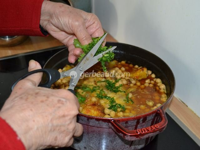 Ciseler la coriandre fraîche
