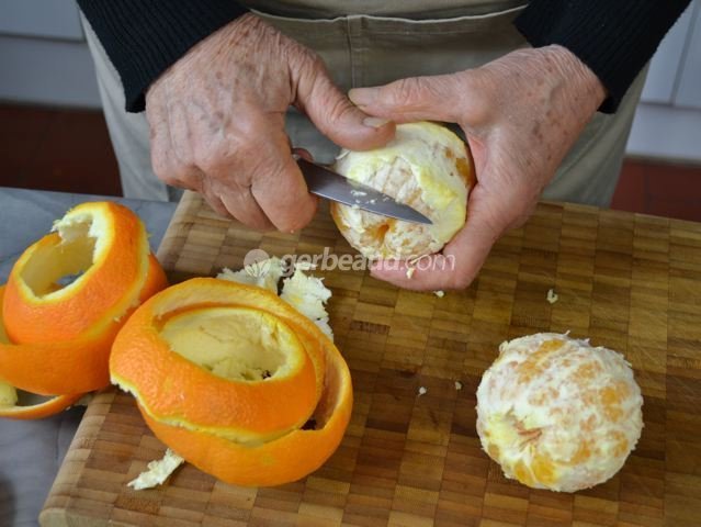 Peler les oranges à vif